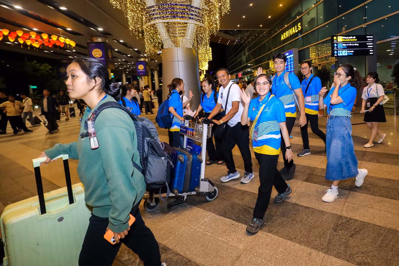 Các TNV ở ASG13 ý thức được đây là cơ hội để giới thiệu, quảng bá, ghi điểm quê hương trong mắt bạn bè khu vực. Ngoài công việc liên quan tới thi đấu, các TNV đã giới thiệu về đất nước, con người Việt Nam và TP Đà Nẵng với những cây cầu, điểm tham quan nổi tiếng, nhiều khu vui chơi giải trí, món ăn ngon...