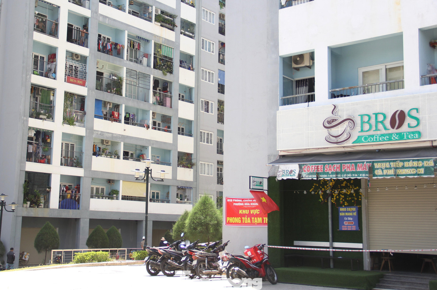 Khu Chung cư nhà ở xã hội KCN Hòa Khánh gồm 8 tòa nhà chung cư cao từ 12-15 tầng với gần 2.000 căn hộ. Một số tòa đã bị phong tỏa. BCĐ phòng chống dịch COVID-19 TO Đà Nẵng đánh giá chuỗi lây nhiễm từ Công ty Điện tử Việt Hoa (KCN Hòa Khánh) có nguy cơ rất cao. Khu Chung cư nhà ở xã hội KCN Hòa Khánh gồm 8 tòa nhà chung cư cao từ 12-15 tầng với gần 2.000 căn hộ. Một số tòa đã bị phong tỏa. BCĐ phòng chống dịch COVID-19 TO Đà Nẵng đánh giá chuỗi lây nhiễm từ Công ty Điện tử Việt Hoa (KCN Hòa Khánh) có nguy cơ rất cao.