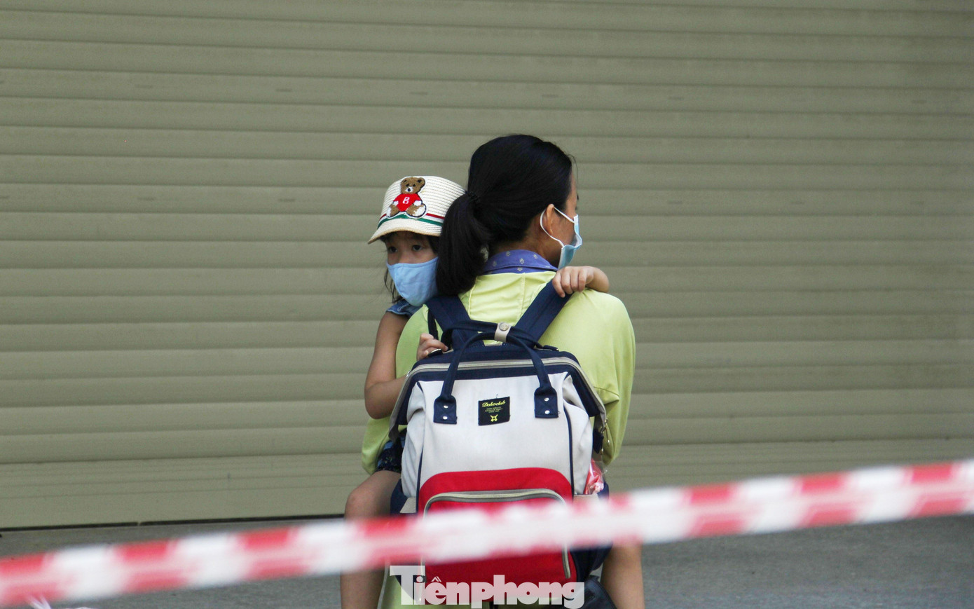 Hai mẹ con F1 chuẩn bị đi cách ly. Gần trưa, trời Đà Nẵng nắng nóng 36 độ. Hai mẹ con F1 chuẩn bị đi cách ly. Gần trưa, trời Đà Nẵng nắng nóng 36 độ.