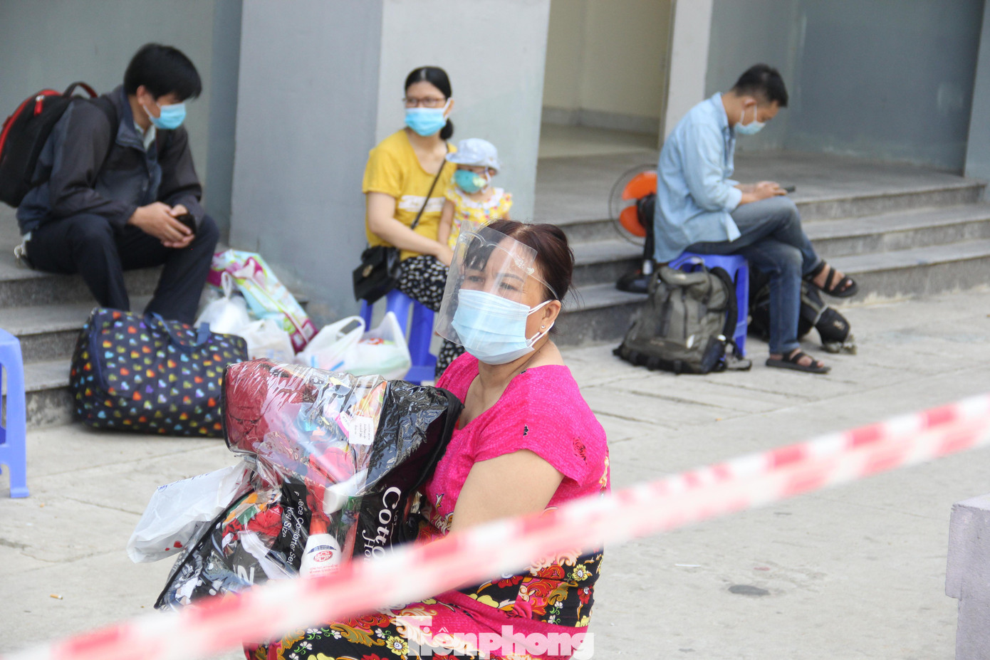 Đi cách ly dài ngày, nhiều người khệ nệ tay xách nách mang. Những bà mẹ lo lắng, chuẩn bị đầy đủ bỉm, sữa, khẩu trang, bánh kẹo… để đưa vào khu cách ly cho con. Đi cách ly dài ngày, nhiều người khệ nệ tay xách nách mang. Những bà mẹ lo lắng, chuẩn bị đầy đủ bỉm, sữa, khẩu trang, bánh kẹo… để đưa vào khu cách ly cho con.