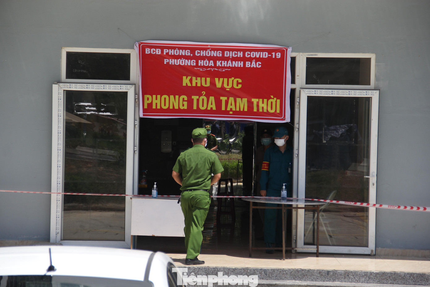 Một số chung cư xung quanh cũng đã bị phong tỏa do có ca mắc COVID-19. Một số chung cư xung quanh cũng đã bị phong tỏa do có ca mắc COVID-19.