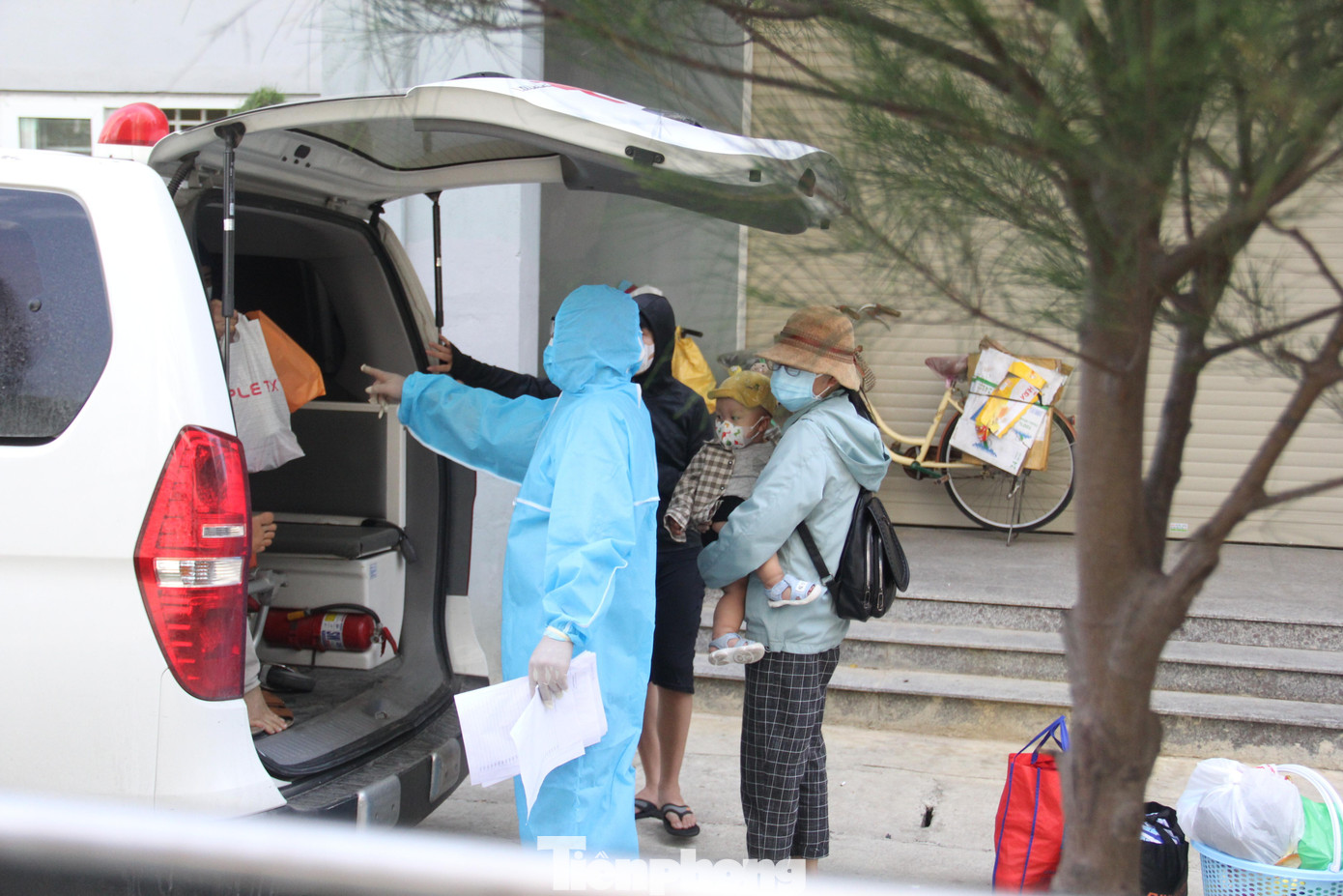 Một em bé còn nhỏ, khoảng một tuổi lên xe cấp cứu cùng mẹ. Một em bé còn nhỏ, khoảng một tuổi lên xe cấp cứu cùng mẹ.