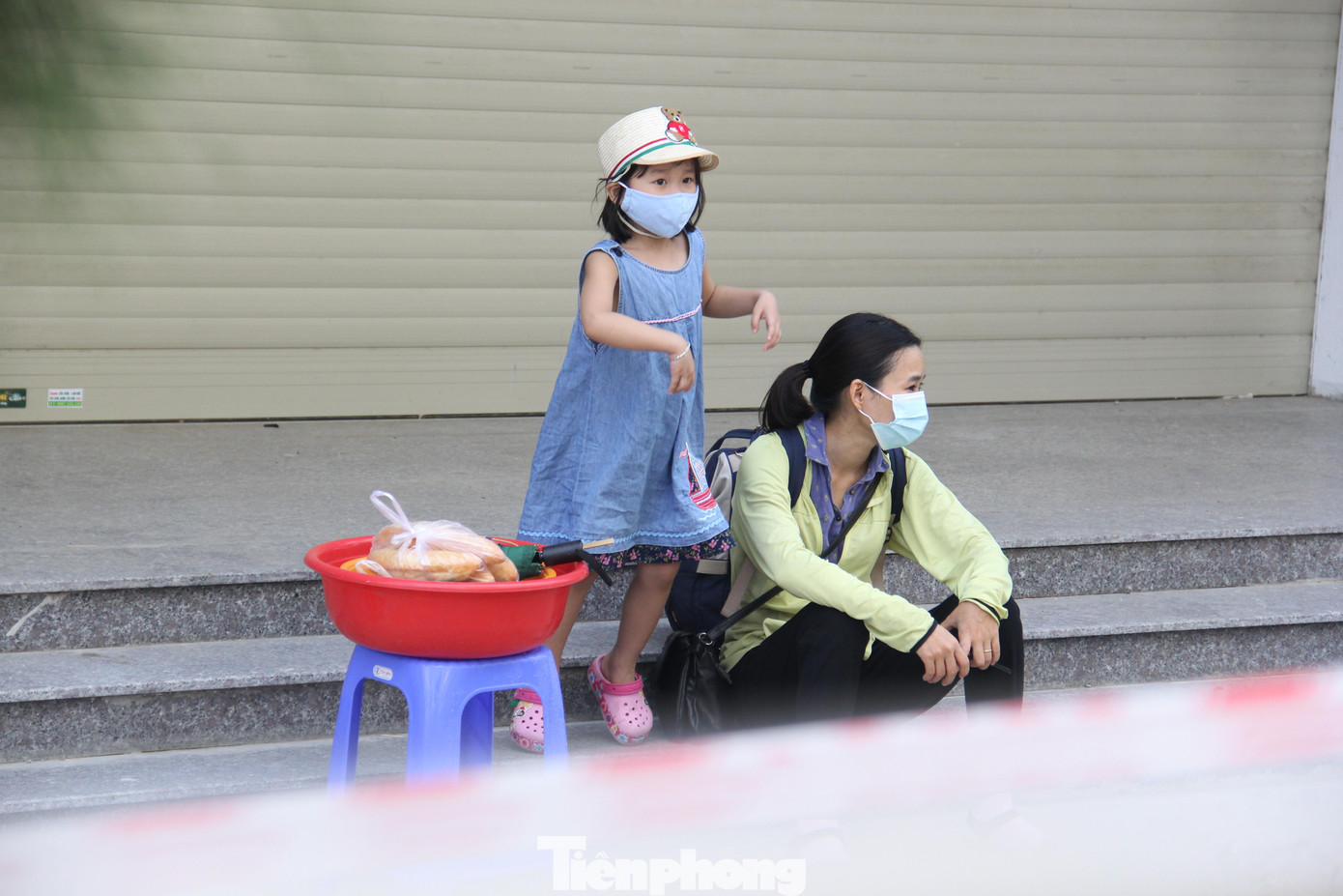 Lực lượng chức năng sẽ đưa các F1 đến cách ly tại Khu ký túc xá sinh viên phía Tây thành phố hoặc kí túc xá trường ĐH Bách Khoa. Lực lượng chức năng sẽ đưa các F1 đến cách ly tại Khu ký túc xá sinh viên phía Tây thành phố hoặc kí túc xá trường ĐH Bách Khoa.