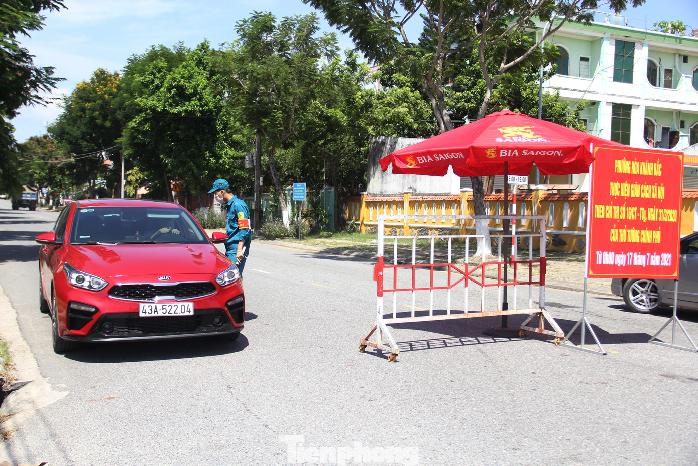 Lực lượng chức năng kiểm soát chặt chẽ người ra vào các địa bàn thực hiện Chỉ thị 16 của Thủ tướng Chính phủ. Ảnh: Thanh Trần.