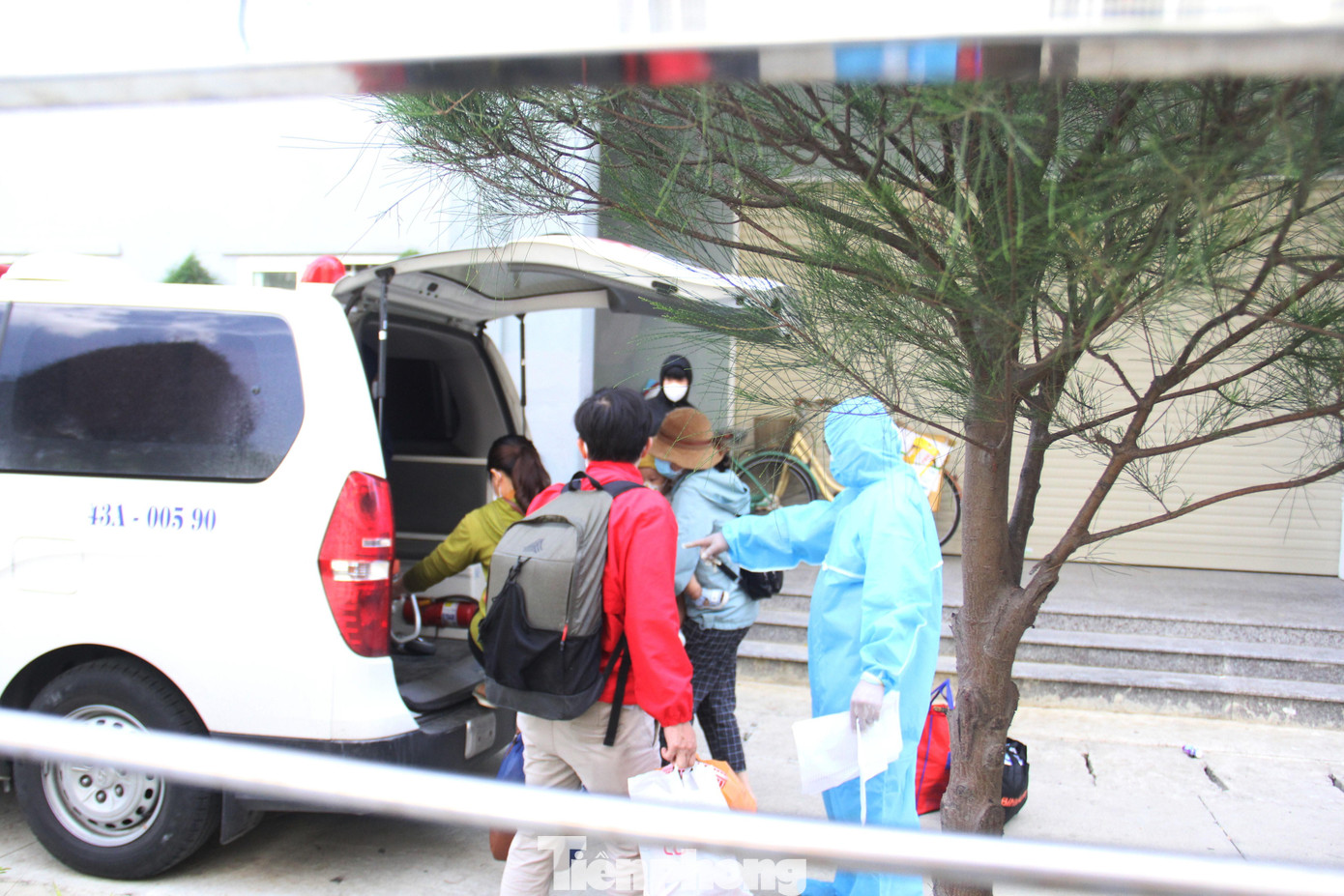 Xe cấp cứu tới chờ sẵn trước cổng chung cư. Những F1 được hướng dẫn đi vào khu vực đã được rào chắn, căng dây. Xe cấp cứu tới chờ sẵn trước cổng chung cư. Những F1 được hướng dẫn đi vào khu vực đã được rào chắn, căng dây.