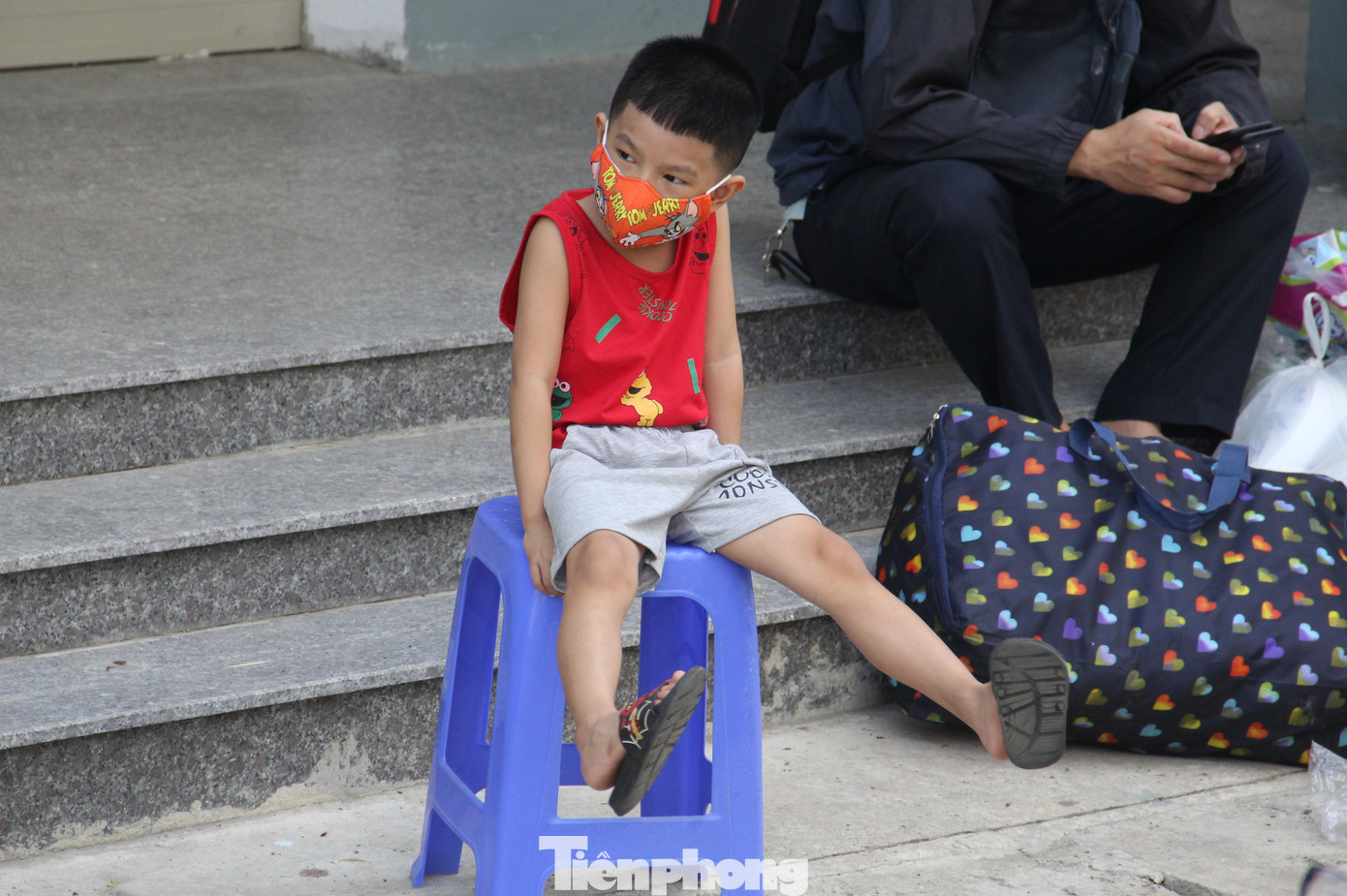 Bé trai vẫn vui đùa trước khi lên xe cứu thương về nơi cách ly. Bé trai vẫn vui đùa trước khi lên xe cứu thương về nơi cách ly.