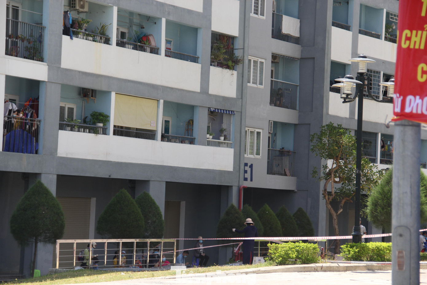 Lực lượng chức năng xác định có 21 F1 tại chung cư này, trong đó có nhiều trẻ em. Lực lượng chức năng xác định có 21 F1 tại chung cư này, trong đó có nhiều trẻ em.