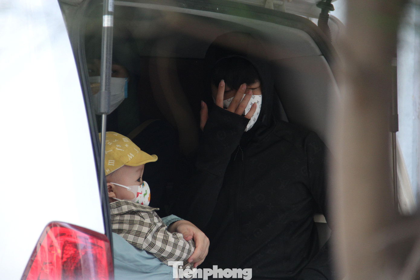 Nhiều người thấy cảnh em bé còn nhỏ lên xe cứu thương không khỏi xót xa. Bởi vừa phải sinh hoạt trong khu cách ly, vừa là F1 nên nguy cơ mắc COVID-19 rất cao. Nhiều người thấy cảnh em bé còn nhỏ lên xe cứu thương không khỏi xót xa. Bởi vừa phải sinh hoạt trong khu cách ly, vừa là F1 nên nguy cơ mắc COVID-19 rất cao.