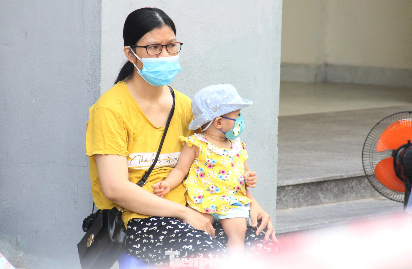 Các bé vẫn chưa biết gì, trong khi cha mẹ lo lắng những ngày sắp tới chắc chắn con sẽ không thoải mái như khi ở nhà. Nhất là trong thời tiết nắng nóng. Các bé vẫn chưa biết gì, trong khi cha mẹ lo lắng những ngày sắp tới chắc chắn con sẽ không thoải mái như khi ở nhà. Nhất là trong thời tiết nắng nóng.