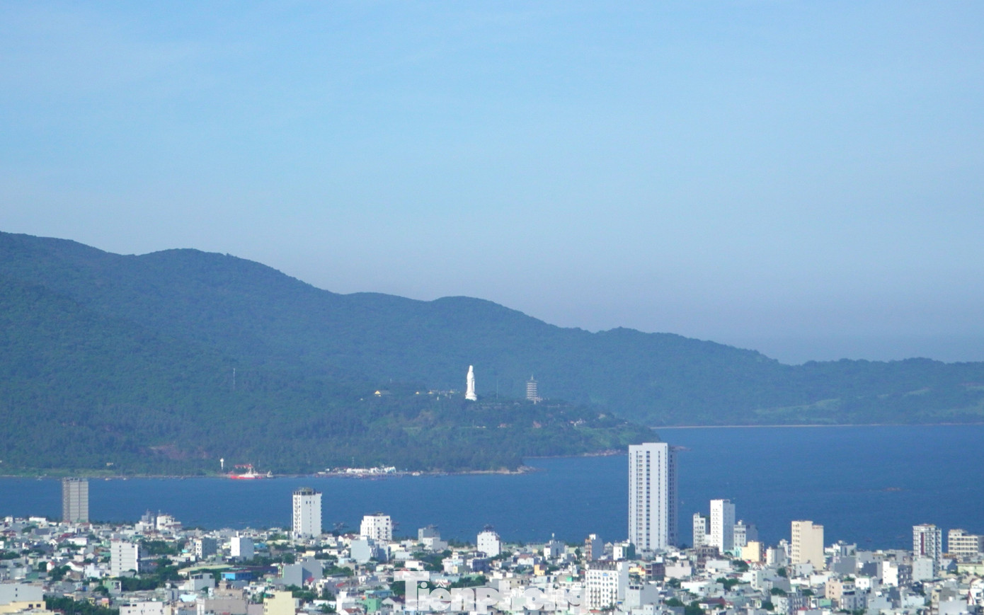 Bán đảo Sơn Trà ngát xanh với tượng Phật Bà Quan Âm nhìn từ trung tâm thành phố. Ông Cao Trí Dũng, Chủ tịch Hiệp hội Du lịch Đà Nẵng cho hay, xu hướng du lịch năm nay là trải nghiệm, sinh thái, tìm về với thiên nhiên. Ngành du lịch đã lưu ý các khu điểm chuẩn bị các sản phẩm mới lạ, hấp dẫn để phục vụ khách trong dịp Tết.