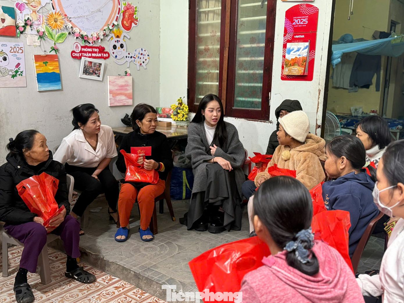 Vừa về quê nhà nghỉ Tết, Hoa hậu Thanh Thủy tìm đến xóm chạy thận ngay trong sáng 28/1. Phần lớn các bệnh nhân quê ở tỉnh Quảng Nam đến thuê trọ gần Bệnh viện Đà Nẵng để thuận tiện điều trị. Các bệnh nhân có hoàn cảnh rất khó khăn. Xóm trọ hiện có 14 bệnh nhân, vài người đã về quê, còn lại vì phải chạy thận xuyên Tết nên mọi người ở lại.