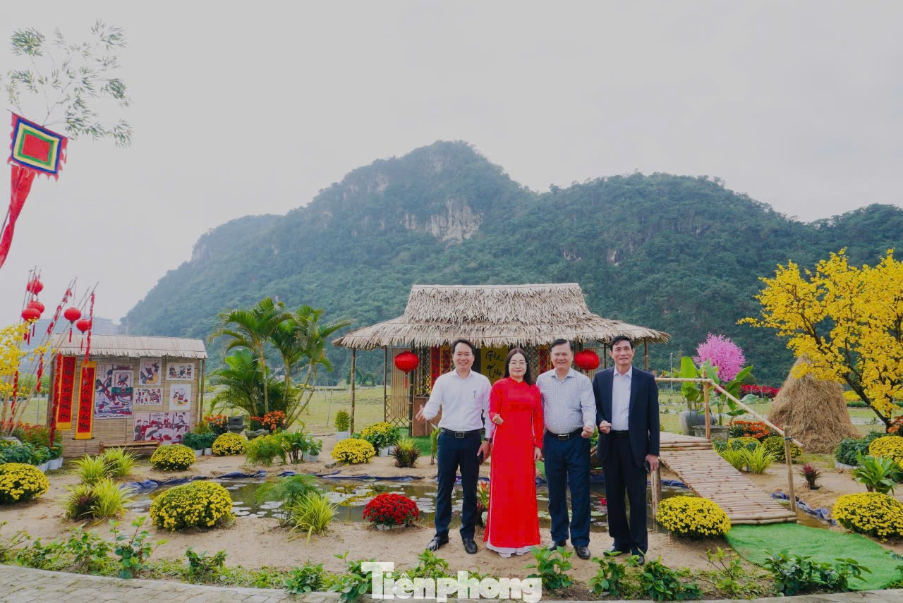 “Trong dịp Tết giá vé vào danh thắng cũng không thay đổi: 40.000 đồng/vé và 15.000 đồng/lượt thang máy. Ban quản lý chú trọng an ninh trật tự, vệ sinh môi trường để du khách vui chơi an toàn, thoải mái”, ông Hiền nói.