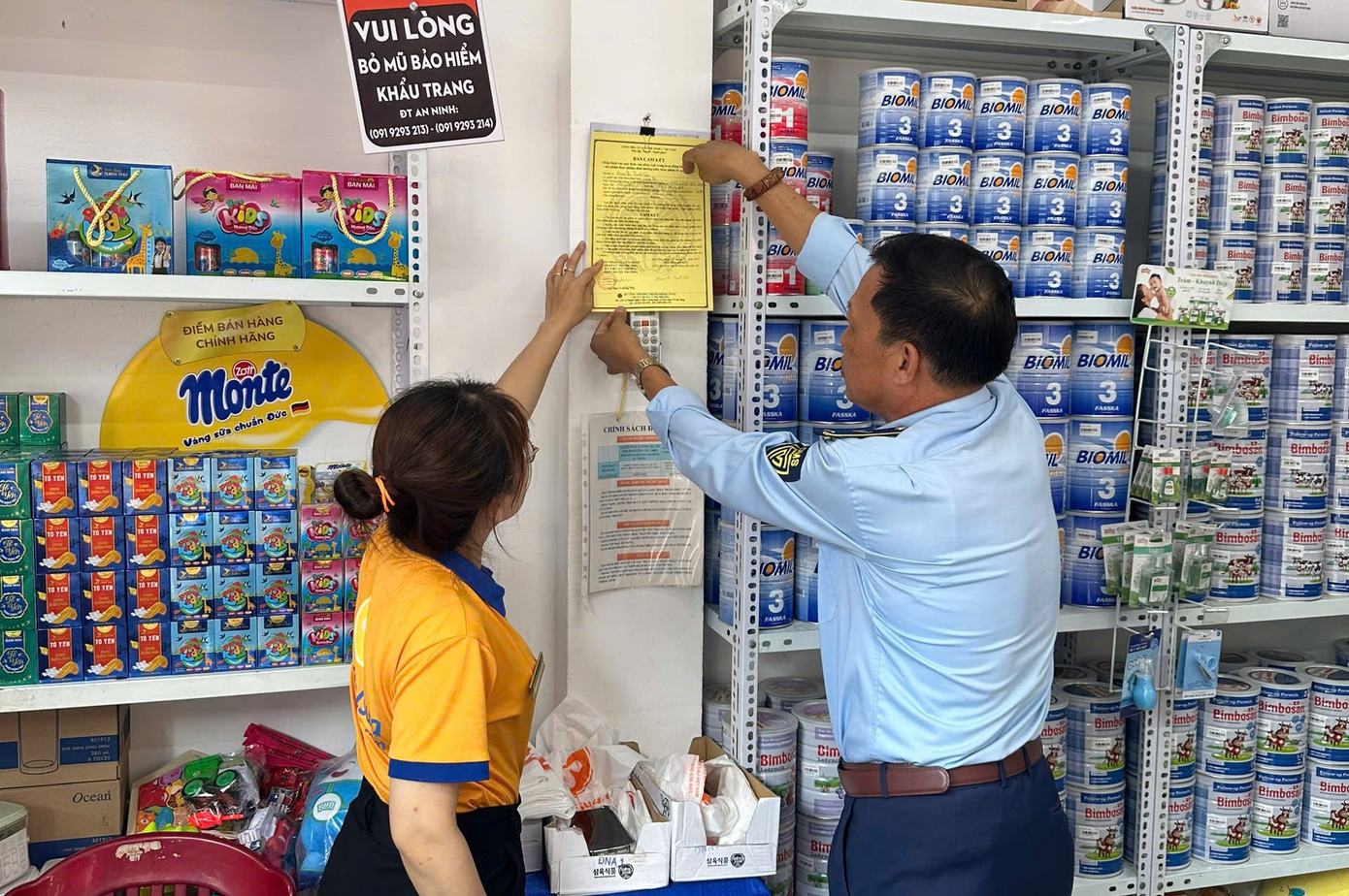 Chi cục Quản lý thị trường Đà Nẵng kiểm tra, tuyên truyền về việc mua bán sữa đúng quy định tại một cửa hàng sữa.