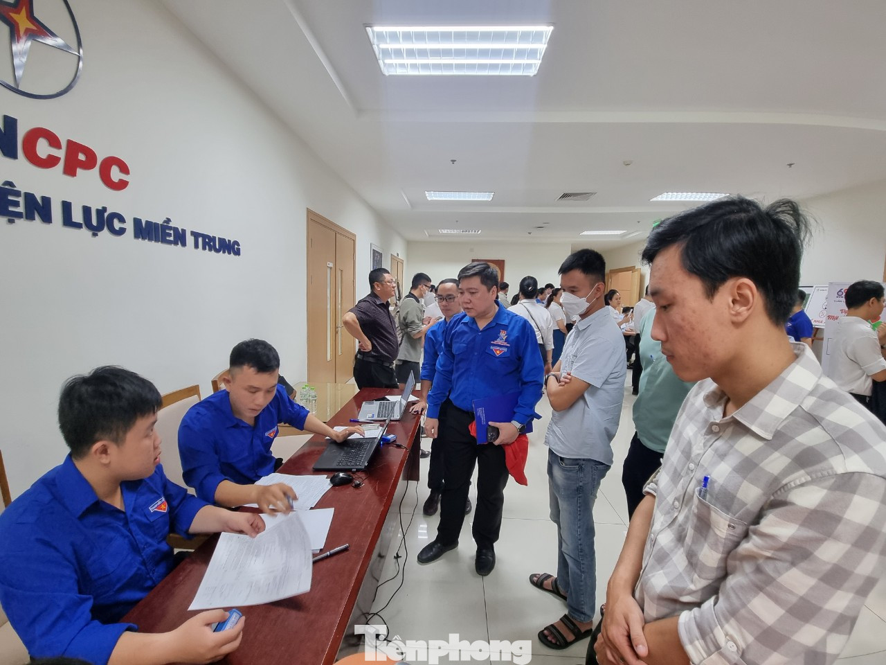 Đông đảo cán bộ, nhân viên EVNCPC tới đăng ký hiến máu. (Ảnh: Thanh Trần).