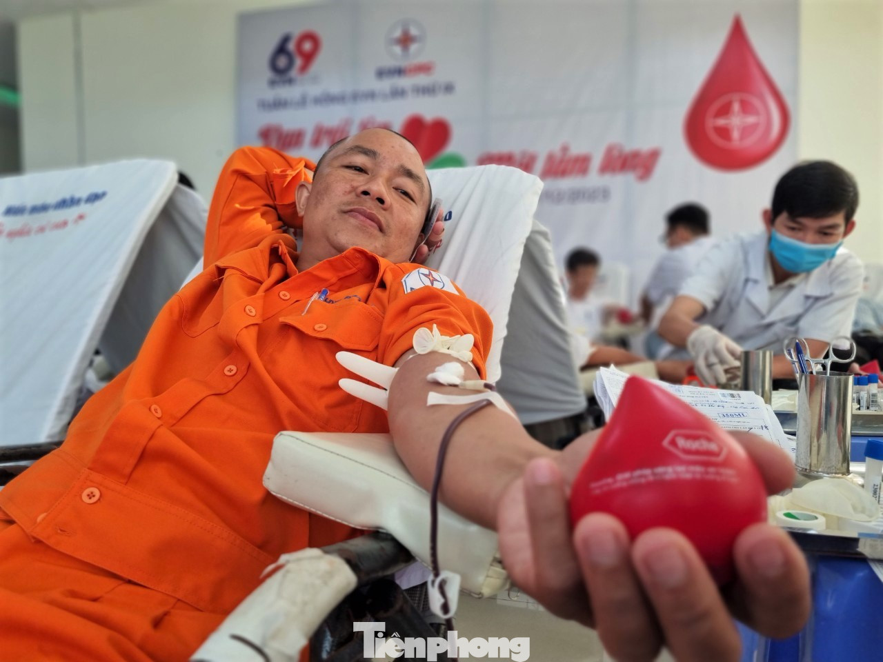 Anh Nguyễn Phước Hiệp (Điện lực Liên Chiểu, Đà Nẵng) nhiều năm qua đều có mặt tại Tuần lễ hồng. Theo anh, một giọt máu của mình cho đi là góp thêm cơ hội cho một cuộc đời ở lại. Vì vậy, anh luôn chú trọng sức khỏe, sống lành mạnh để thực hiện nghĩa cử cao đẹp này. "Tôi sẽ tham gia hiến máu thường xuyên để chia sẻ, giúp đỡ cho người bệnh",anh nói.