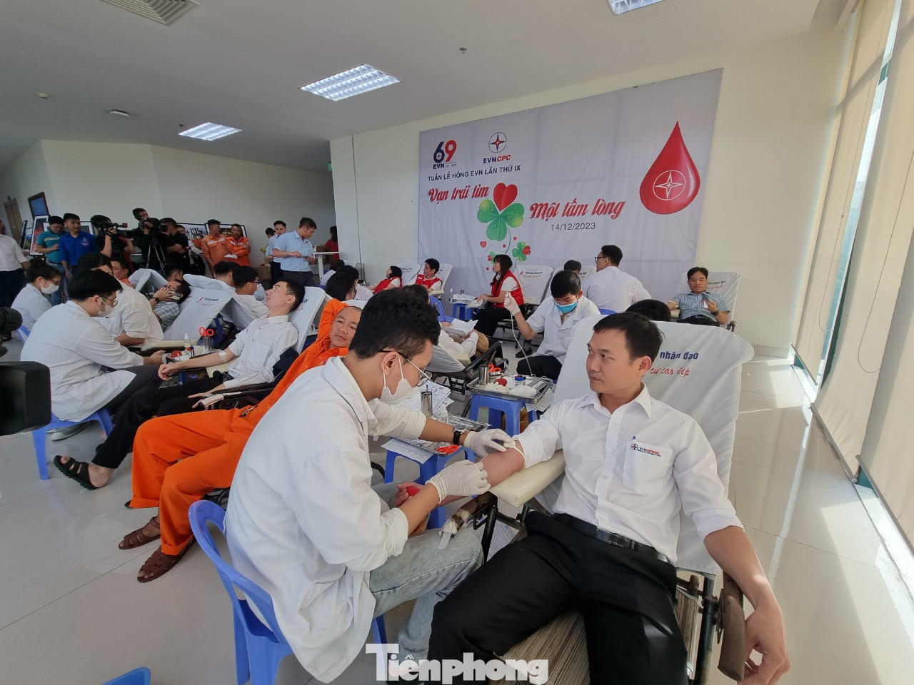 Tại 13 tỉnh khu vực miền Trung - Tây Nguyên, năm 2023 EVNCPC đã vận động được hơn 2.300 CBCNV, người lao động đăng ký tham gia hiến máu tình nguyện, các cơ sở y tế đã tiếp nhận hơn 2.100 đơn vị máu.