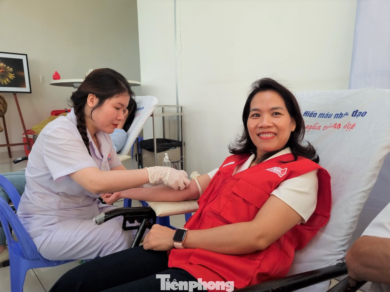 Bà Lê Thị Phương Cẩm, Phó Tổng Giám đốc EVNCPC có mặt rất sớm tại chương trình và tham gia hiến máu. Theo bà, "Tuần lễ hồng" là hoạt động thường niên và nhận được sự tham gia nhiệt tình của đông đảo CBCNV các đơn vị thành viên Tổng công ty. (Ảnh: Thanh Trần).