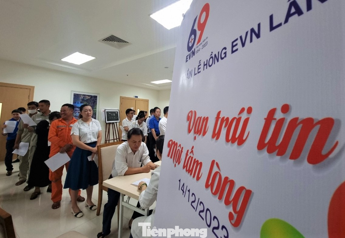 Đông đảo cán bộ, nhân viên EVNCPC tới đăng ký hiến máu. (Ảnh: Thanh Trần).