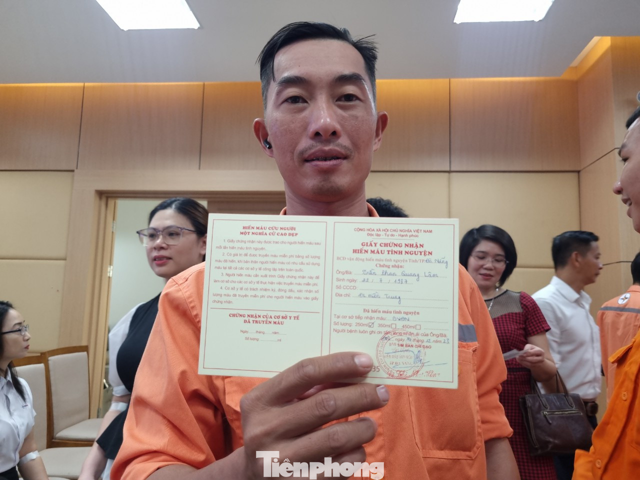 Anh Trần Phan Quang Lâm (36 tuổi) vừa tự hào, vừa ấm lòng sau khi chia sẻ giọt máu hồng.