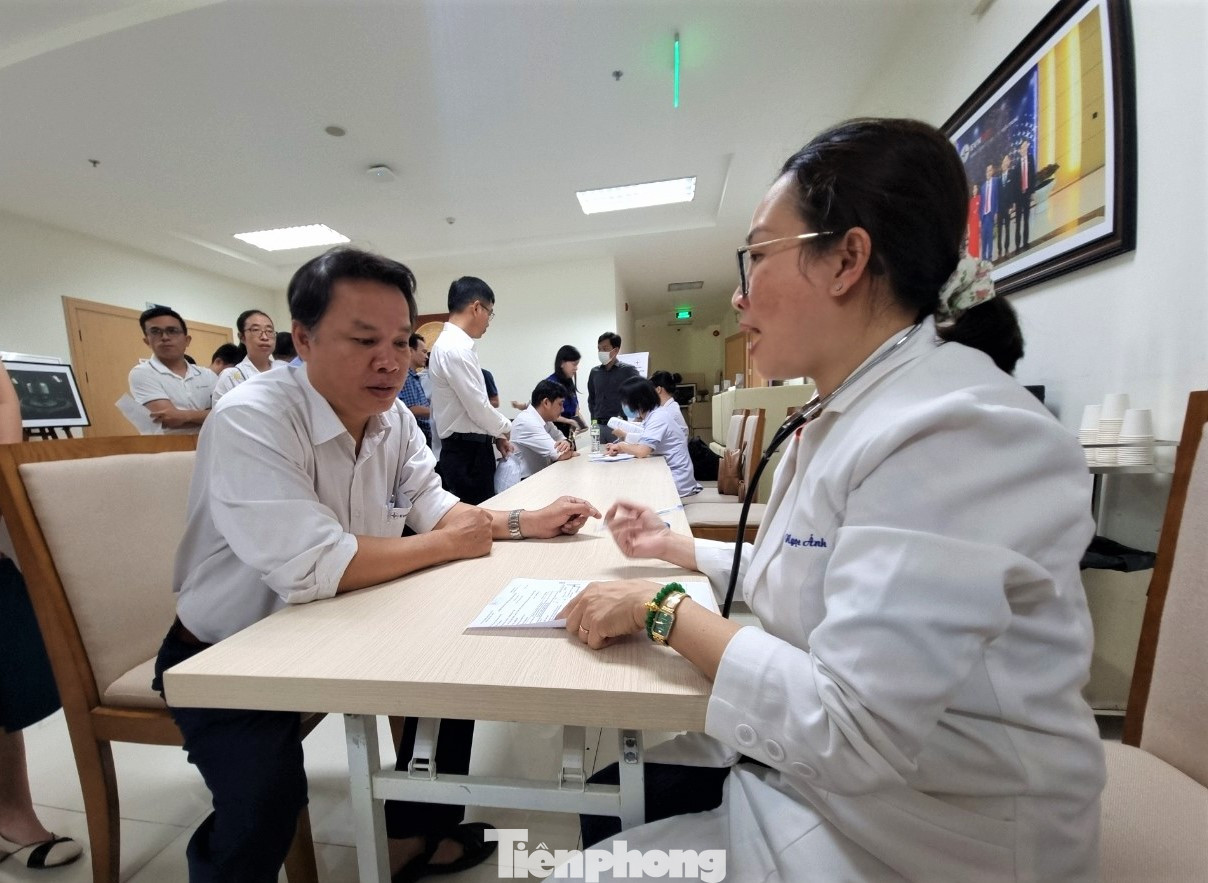 Đông đảo cán bộ, nhân viên EVNCPC tới đăng ký hiến máu. (Ảnh: Thanh Trần).