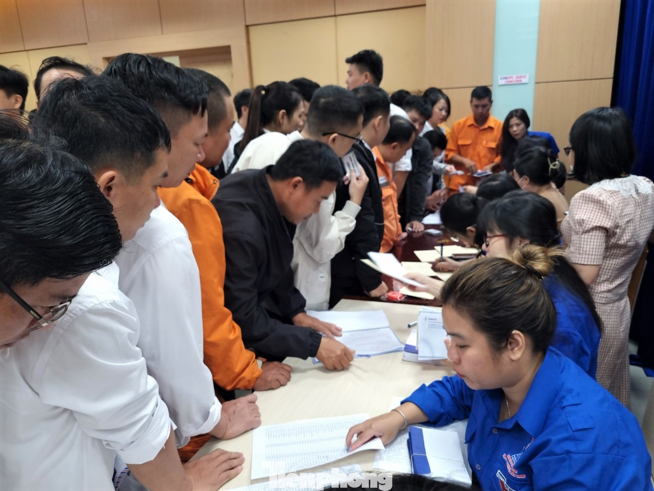 Đông đảo cán bộ, nhân viên EVNCPC tới đăng ký hiến máu. (Ảnh: Thanh Trần).