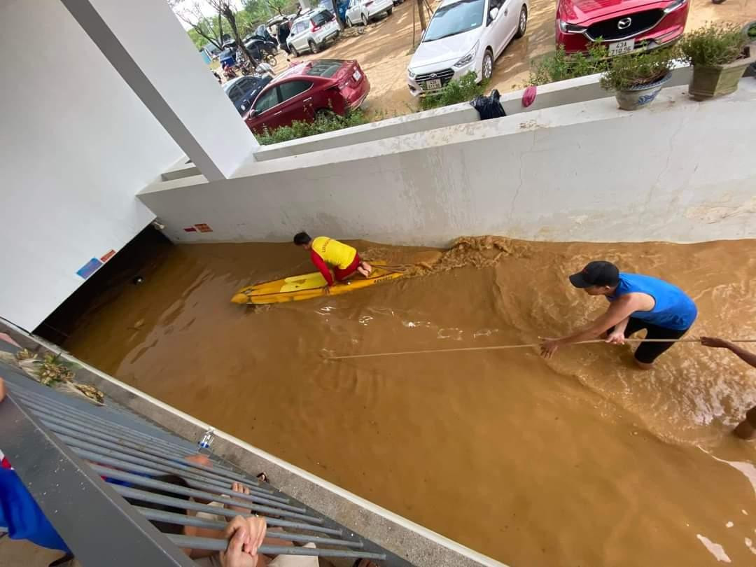 Người dân đi thuyền sup vào bên trong hầm, sau khi buộc dây sẽ kéo xe ra.