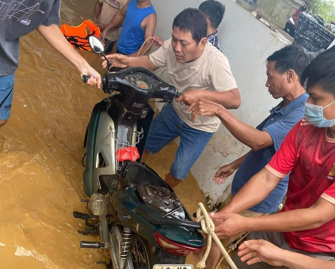 Xe máy được kéo ra khỏi hầm một chung cư gần Bệnh viện Ung bướu (quận Liên Chiểu).