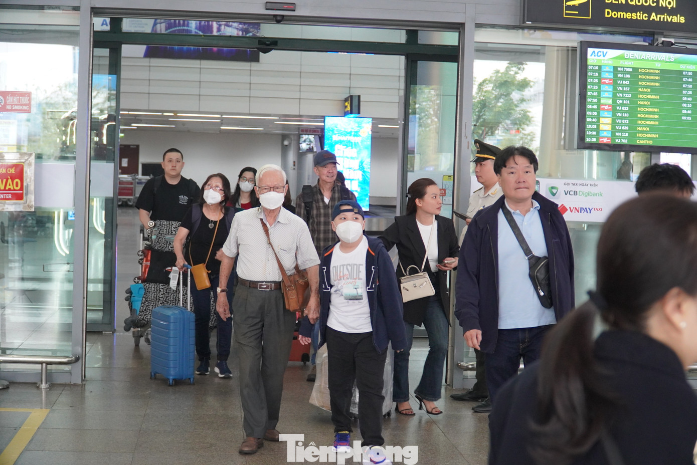 Những đoàn khách nối nhau xuống sân bay Đà Nẵng. Theo lịch hạ cánh, cứ khoảng 10 phút lại có một chuyến hạ cánh, chủ yếu từ Hà Nội và TP. Hồ Chí Minh. Ảnh: Thanh Hiền. Những đoàn khách nối nhau xuống sân bay Đà Nẵng. Theo lịch hạ cánh, cứ khoảng 10 phút lại có một chuyến hạ cánh, chủ yếu từ Hà Nội và TP. Hồ Chí Minh. Ảnh: Thanh Hiền.
