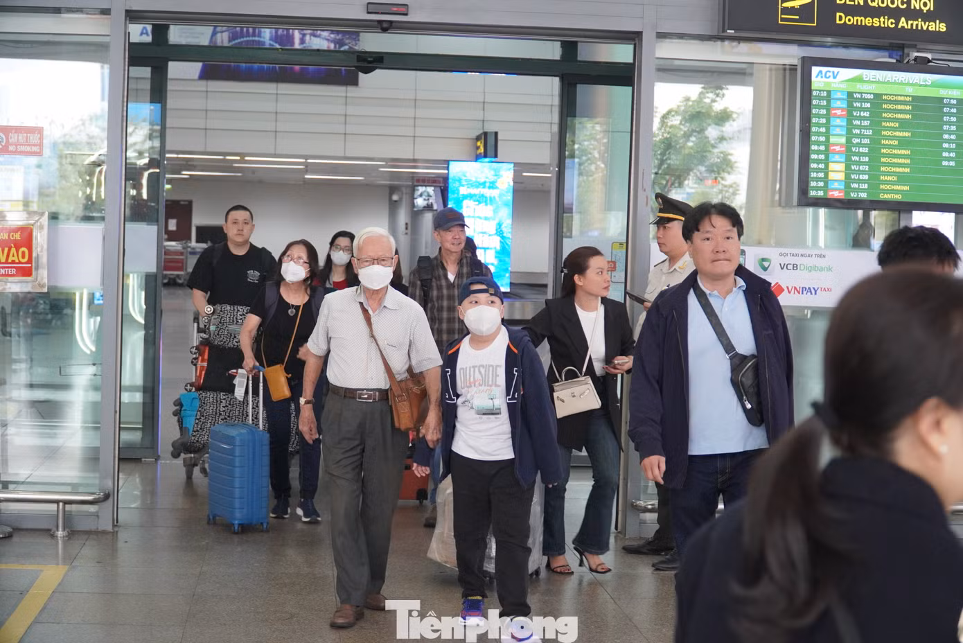 Những đoàn khách nối nhau xuống sân bay Đà Nẵng. Theo lịch hạ cánh, cứ khoảng 10 phút lại có một chuyến hạ cánh, chủ yếu từ Hà Nội và TP. Hồ Chí Minh. Ảnh: Thanh Hiền. Những đoàn khách nối nhau xuống sân bay Đà Nẵng. Theo lịch hạ cánh, cứ khoảng 10 phút lại có một chuyến hạ cánh, chủ yếu từ Hà Nội và TP. Hồ Chí Minh. Ảnh: Thanh Hiền.