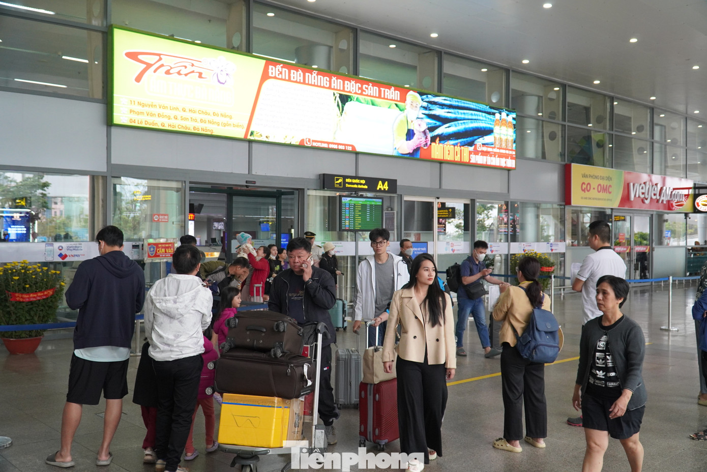Không chỗ nào không có người lỉnh kỉnh tay xách nách mang về quê ăn Tết. Theo Cảng hàng không quốc tế Đà Nẵng, các ngày 26, 27 tháng Chạp là ngày cao điểm về khách thông qua cảng với xấp xỉ 150.000 khách (năm ngoái là 133.000 khách) với hơn 91.000 khách nội địa. Không chỗ nào không có người lỉnh kỉnh tay xách nách mang về quê ăn Tết. Theo Cảng hàng không quốc tế Đà Nẵng, các ngày 26, 27 tháng Chạp là ngày cao điểm về khách thông qua cảng với xấp xỉ 150.000 khách (năm ngoái là 133.000 khách) với hơn 91.000 khách nội địa.