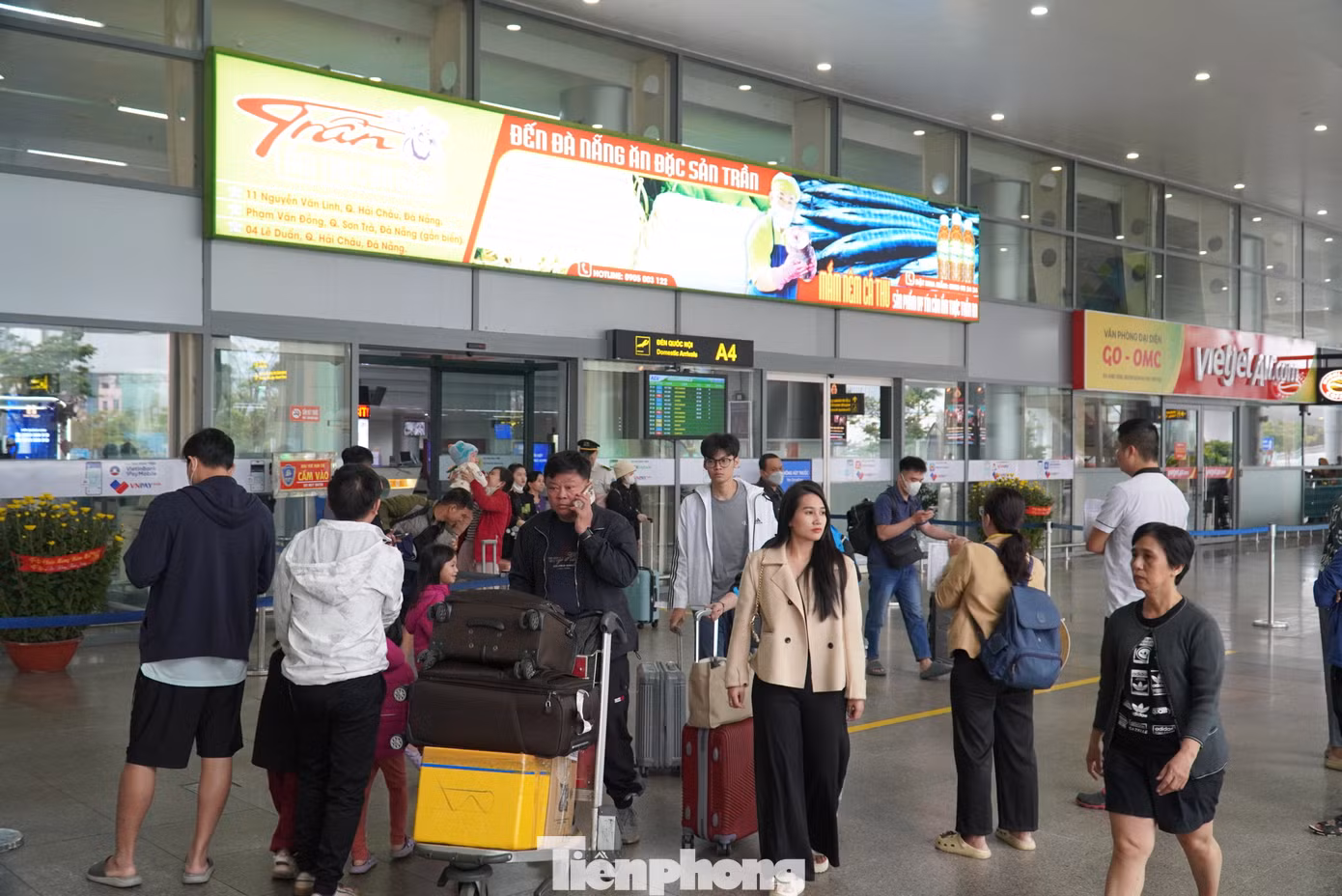 Không chỗ nào không có người lỉnh kỉnh tay xách nách mang về quê ăn Tết. Theo Cảng hàng không quốc tế Đà Nẵng, các ngày 26, 27 tháng Chạp là ngày cao điểm về khách thông qua cảng với xấp xỉ 150.000 khách (năm ngoái là 133.000 khách) với hơn 91.000 khách nội địa. Không chỗ nào không có người lỉnh kỉnh tay xách nách mang về quê ăn Tết. Theo Cảng hàng không quốc tế Đà Nẵng, các ngày 26, 27 tháng Chạp là ngày cao điểm về khách thông qua cảng với xấp xỉ 150.000 khách (năm ngoái là 133.000 khách) với hơn 91.000 khách nội địa.
