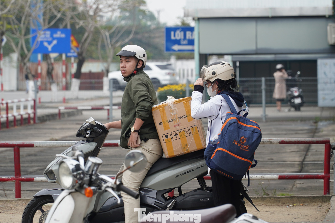 Khu vực đưa đón xe máy phía ngoài sân bay đông đúc khách. Chị Minh Hải (quận Hải Châu) cho hay vì sợ gần Tết tắc đường nên đã nhắn người nhà tới đón bằng xe máy. Chị đi từ TP. Hồ Chí Minh về và đánh giá, so với Tân Sơn Nhất, sân bay Đà Nẵng vẫn dễ thở hơn rất nhiều. Khu vực đưa đón xe máy phía ngoài sân bay đông đúc khách. Chị Minh Hải (quận Hải Châu) cho hay vì sợ gần Tết tắc đường nên đã nhắn người nhà tới đón bằng xe máy. Chị đi từ TP. Hồ Chí Minh về và đánh giá, so với Tân Sơn Nhất, sân bay Đà Nẵng vẫn dễ thở hơn rất nhiều.
