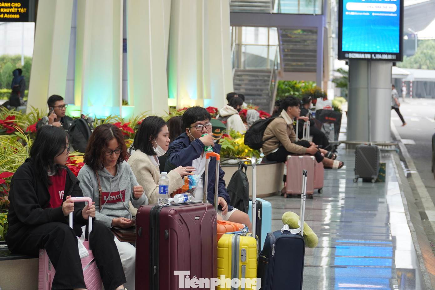 Không chỗ nào không có người lỉnh kỉnh tay xách nách mang về quê ăn Tết. Theo Cảng hàng không quốc tế Đà Nẵng, các ngày 26, 27 tháng Chạp là ngày cao điểm về khách thông qua cảng với xấp xỉ 150.000 khách (năm ngoái là 133.000 khách) với hơn 91.000 khách nội địa. Không chỗ nào không có người lỉnh kỉnh tay xách nách mang về quê ăn Tết. Theo Cảng hàng không quốc tế Đà Nẵng, các ngày 26, 27 tháng Chạp là ngày cao điểm về khách thông qua cảng với xấp xỉ 150.000 khách (năm ngoái là 133.000 khách) với hơn 91.000 khách nội địa.