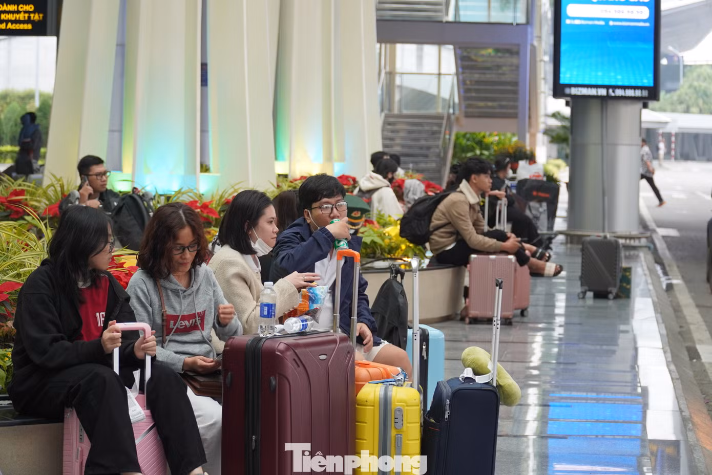 Không chỗ nào không có người lỉnh kỉnh tay xách nách mang về quê ăn Tết. Theo Cảng hàng không quốc tế Đà Nẵng, các ngày 26, 27 tháng Chạp là ngày cao điểm về khách thông qua cảng với xấp xỉ 150.000 khách (năm ngoái là 133.000 khách) với hơn 91.000 khách nội địa. Không chỗ nào không có người lỉnh kỉnh tay xách nách mang về quê ăn Tết. Theo Cảng hàng không quốc tế Đà Nẵng, các ngày 26, 27 tháng Chạp là ngày cao điểm về khách thông qua cảng với xấp xỉ 150.000 khách (năm ngoái là 133.000 khách) với hơn 91.000 khách nội địa.