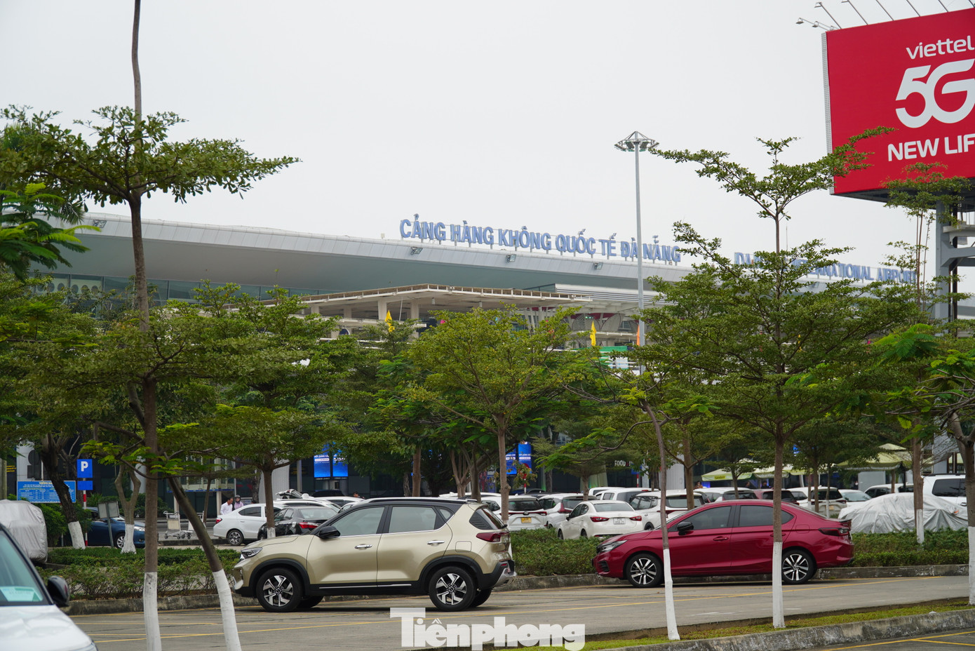 Từ mồng 1 - 7 Tết, số lượng chuyến bay khai thác tại Đà Nẵng dao động từ 275 – 301 lượt cất hạ cánh. Dự kiến ngày mồng 5 Tết là ngày cao điểm về khách thông qua cảng với hơn 155.000 khách với hơn 97.000 khách nội địa. Từ mồng 1 - 7 Tết, số lượng chuyến bay khai thác tại Đà Nẵng dao động từ 275 – 301 lượt cất hạ cánh. Dự kiến ngày mồng 5 Tết là ngày cao điểm về khách thông qua cảng với hơn 155.000 khách với hơn 97.000 khách nội địa.