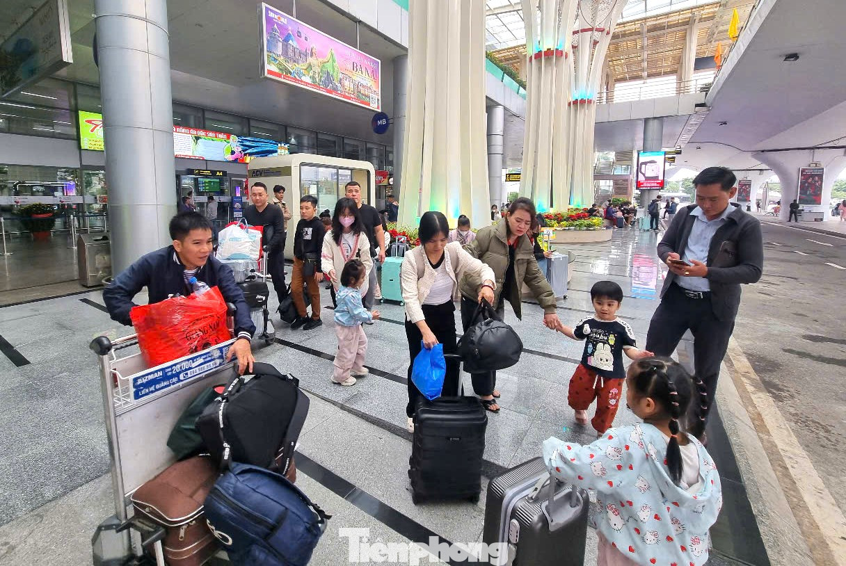Các khu vực xung quanh sân bay tấp nập khách. Chị Nguyễn Thùy Loan (39 tuổi) cho hay đã đi chuyến bay từ sáng sớm từ TP Hồ Chí Minh đến Đà Nẵng. "Ở trong sân bay Tân Sơn Nhất đông nghẹt người, về đây cũng vậy. Rất may chuyến bay của tôi không bị delay quá lâu", chị nói. Các khu vực xung quanh sân bay tấp nập khách. Chị Nguyễn Thùy Loan (39 tuổi) cho hay đã đi chuyến bay từ sáng sớm từ TP Hồ Chí Minh đến Đà Nẵng. "Ở trong sân bay Tân Sơn Nhất đông nghẹt người, về đây cũng vậy. Rất may chuyến bay của tôi không bị delay quá lâu", chị nói.