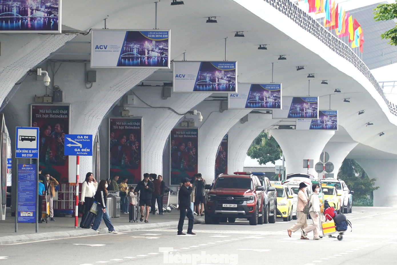 Không chỗ nào không có người lỉnh kỉnh tay xách nách mang về quê ăn Tết. Theo Cảng hàng không quốc tế Đà Nẵng, các ngày 26, 27 tháng Chạp là ngày cao điểm về khách thông qua cảng với xấp xỉ 150.000 khách (năm ngoái là 133.000 khách) với hơn 91.000 khách nội địa. Không chỗ nào không có người lỉnh kỉnh tay xách nách mang về quê ăn Tết. Theo Cảng hàng không quốc tế Đà Nẵng, các ngày 26, 27 tháng Chạp là ngày cao điểm về khách thông qua cảng với xấp xỉ 150.000 khách (năm ngoái là 133.000 khách) với hơn 91.000 khách nội địa.