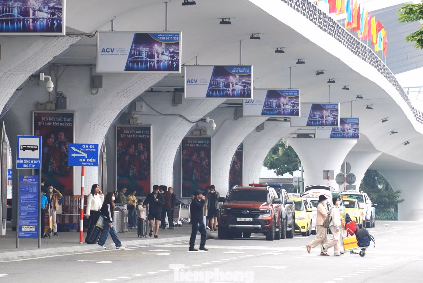 Không chỗ nào không có người lỉnh kỉnh tay xách nách mang về quê ăn Tết. Theo Cảng hàng không quốc tế Đà Nẵng, các ngày 26, 27 tháng Chạp là ngày cao điểm về khách thông qua cảng với xấp xỉ 150.000 khách (năm ngoái là 133.000 khách) với hơn 91.000 khách nội địa. Không chỗ nào không có người lỉnh kỉnh tay xách nách mang về quê ăn Tết. Theo Cảng hàng không quốc tế Đà Nẵng, các ngày 26, 27 tháng Chạp là ngày cao điểm về khách thông qua cảng với xấp xỉ 150.000 khách (năm ngoái là 133.000 khách) với hơn 91.000 khách nội địa.