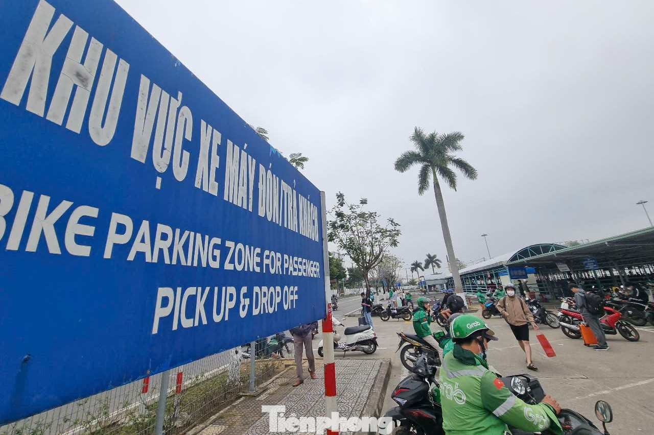 Khu vực đưa đón xe máy phía ngoài sân bay đông đúc khách. Chị Minh Hải (quận Hải Châu) cho hay vì sợ gần Tết tắc đường nên đã nhắn người nhà tới đón bằng xe máy. Chị đi từ TP. Hồ Chí Minh về và đánh giá, so với Tân Sơn Nhất, sân bay Đà Nẵng vẫn dễ thở hơn rất nhiều. Khu vực đưa đón xe máy phía ngoài sân bay đông đúc khách. Chị Minh Hải (quận Hải Châu) cho hay vì sợ gần Tết tắc đường nên đã nhắn người nhà tới đón bằng xe máy. Chị đi từ TP. Hồ Chí Minh về và đánh giá, so với Tân Sơn Nhất, sân bay Đà Nẵng vẫn dễ thở hơn rất nhiều.