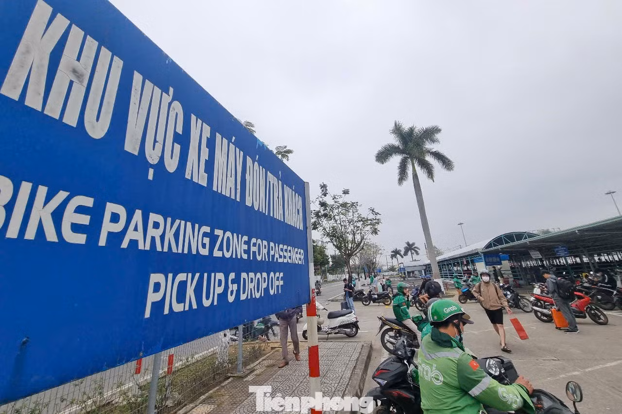 Khu vực đưa đón xe máy phía ngoài sân bay đông đúc khách. Chị Minh Hải (quận Hải Châu) cho hay vì sợ gần Tết tắc đường nên đã nhắn người nhà tới đón bằng xe máy. Chị đi từ TP. Hồ Chí Minh về và đánh giá, so với Tân Sơn Nhất, sân bay Đà Nẵng vẫn dễ thở hơn rất nhiều. Khu vực đưa đón xe máy phía ngoài sân bay đông đúc khách. Chị Minh Hải (quận Hải Châu) cho hay vì sợ gần Tết tắc đường nên đã nhắn người nhà tới đón bằng xe máy. Chị đi từ TP. Hồ Chí Minh về và đánh giá, so với Tân Sơn Nhất, sân bay Đà Nẵng vẫn dễ thở hơn rất nhiều.