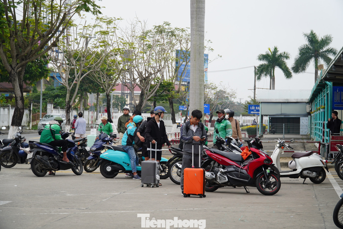Khu vực đưa đón xe máy phía ngoài sân bay đông đúc khách. Chị Minh Hải (quận Hải Châu) cho hay vì sợ gần Tết tắc đường nên đã nhắn người nhà tới đón bằng xe máy. Chị đi từ TP. Hồ Chí Minh về và đánh giá, so với Tân Sơn Nhất, sân bay Đà Nẵng vẫn dễ thở hơn rất nhiều. Khu vực đưa đón xe máy phía ngoài sân bay đông đúc khách. Chị Minh Hải (quận Hải Châu) cho hay vì sợ gần Tết tắc đường nên đã nhắn người nhà tới đón bằng xe máy. Chị đi từ TP. Hồ Chí Minh về và đánh giá, so với Tân Sơn Nhất, sân bay Đà Nẵng vẫn dễ thở hơn rất nhiều.