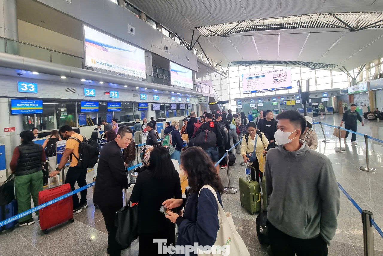 Không chỉ đông khách đến, lượng khách đi tại ga quốc nội cũng tấp nập. Anh Nguyễn Hoàng (41 tuổi) cho hay vừa kết thúc công việc chiều 24/1, cả nhà anh thu xếp để về Hà Nội ăn Tết ngay trong ngày 25/1. Cả nhà phải đến sân bay sớm gần 2 tiếng đề phòng trục trặc. Không chỉ đông khách đến, lượng khách đi tại ga quốc nội cũng tấp nập. Anh Nguyễn Hoàng (41 tuổi) cho hay vừa kết thúc công việc chiều 24/1, cả nhà anh thu xếp để về Hà Nội ăn Tết ngay trong ngày 25/1. Cả nhà phải đến sân bay sớm gần 2 tiếng đề phòng trục trặc.