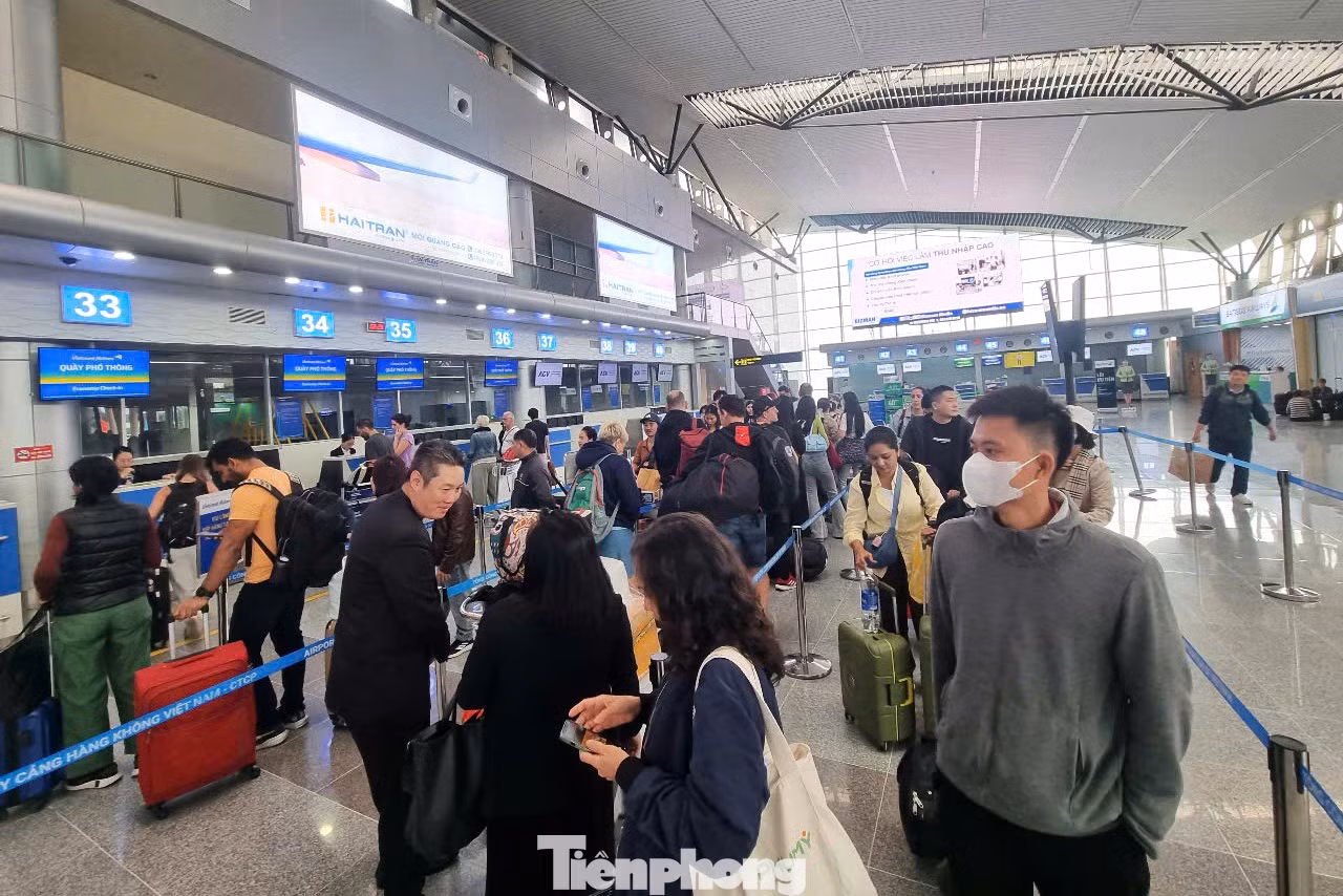 Không chỉ đông khách đến, lượng khách đi tại ga quốc nội cũng tấp nập. Anh Nguyễn Hoàng (41 tuổi) cho hay vừa kết thúc công việc chiều 24/1, cả nhà anh thu xếp để về Hà Nội ăn Tết ngay trong ngày 25/1. Cả nhà phải đến sân bay sớm gần 2 tiếng đề phòng trục trặc. Không chỉ đông khách đến, lượng khách đi tại ga quốc nội cũng tấp nập. Anh Nguyễn Hoàng (41 tuổi) cho hay vừa kết thúc công việc chiều 24/1, cả nhà anh thu xếp để về Hà Nội ăn Tết ngay trong ngày 25/1. Cả nhà phải đến sân bay sớm gần 2 tiếng đề phòng trục trặc.