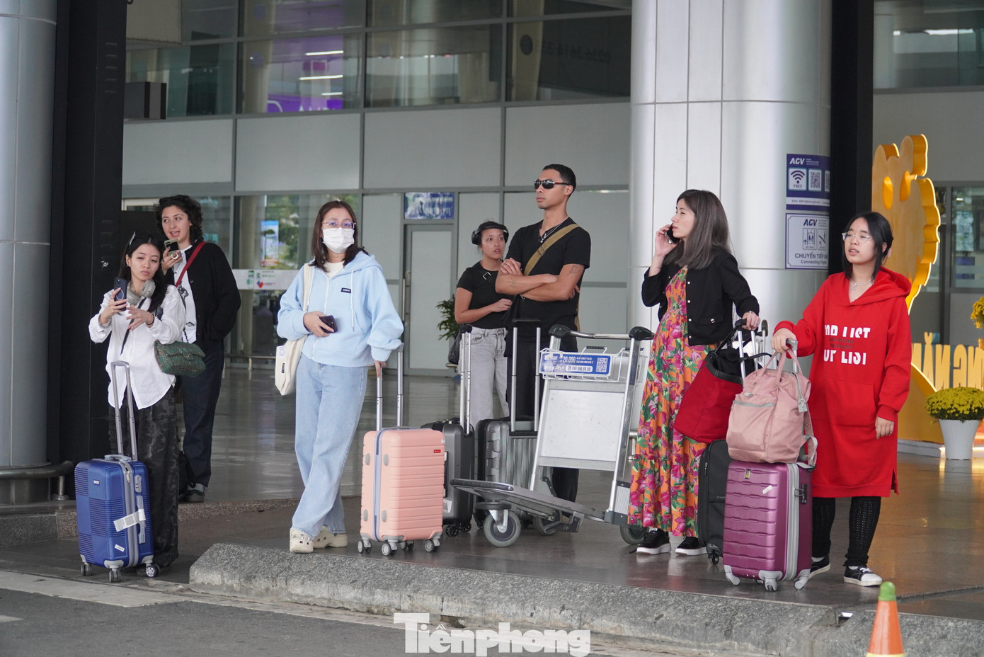 Không chỗ nào không có người lỉnh kỉnh tay xách nách mang về quê ăn Tết. Theo Cảng hàng không quốc tế Đà Nẵng, các ngày 26, 27 tháng Chạp là ngày cao điểm về khách thông qua cảng với xấp xỉ 150.000 khách (năm ngoái là 133.000 khách) với hơn 91.000 khách nội địa. Không chỗ nào không có người lỉnh kỉnh tay xách nách mang về quê ăn Tết. Theo Cảng hàng không quốc tế Đà Nẵng, các ngày 26, 27 tháng Chạp là ngày cao điểm về khách thông qua cảng với xấp xỉ 150.000 khách (năm ngoái là 133.000 khách) với hơn 91.000 khách nội địa.