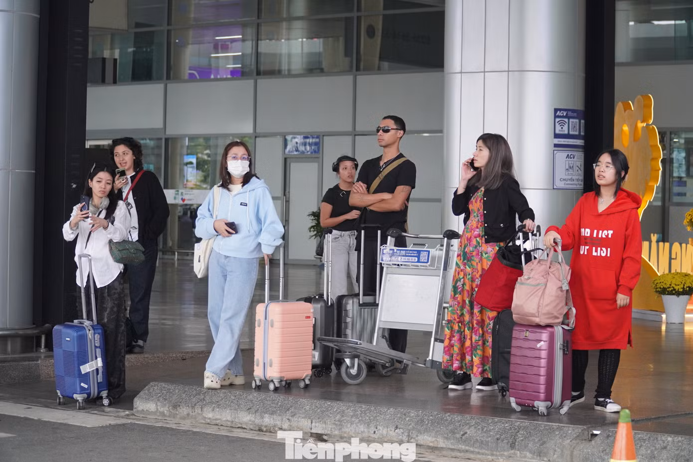 Không chỗ nào không có người lỉnh kỉnh tay xách nách mang về quê ăn Tết. Theo Cảng hàng không quốc tế Đà Nẵng, các ngày 26, 27 tháng Chạp là ngày cao điểm về khách thông qua cảng với xấp xỉ 150.000 khách (năm ngoái là 133.000 khách) với hơn 91.000 khách nội địa. Không chỗ nào không có người lỉnh kỉnh tay xách nách mang về quê ăn Tết. Theo Cảng hàng không quốc tế Đà Nẵng, các ngày 26, 27 tháng Chạp là ngày cao điểm về khách thông qua cảng với xấp xỉ 150.000 khách (năm ngoái là 133.000 khách) với hơn 91.000 khách nội địa.