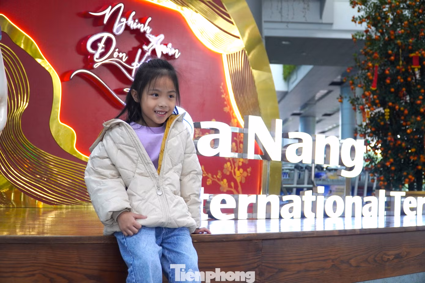 Không khí Tết ngập tràn sân bay Đà Nẵng. Cảng hàng không quốc tế Đà Nẵng cho hay, tất cả các hoạt động xây dựng, cải tạo, sửa chữa trên khu bay và trong các nhà ga hành khách đã hoàn thành, bảo đảm không có hoạt động cải tạo sửa chữa trong thời gian cao điểm Tết. Không khí Tết ngập tràn sân bay Đà Nẵng. Cảng hàng không quốc tế Đà Nẵng cho hay, tất cả các hoạt động xây dựng, cải tạo, sửa chữa trên khu bay và trong các nhà ga hành khách đã hoàn thành, bảo đảm không có hoạt động cải tạo sửa chữa trong thời gian cao điểm Tết.