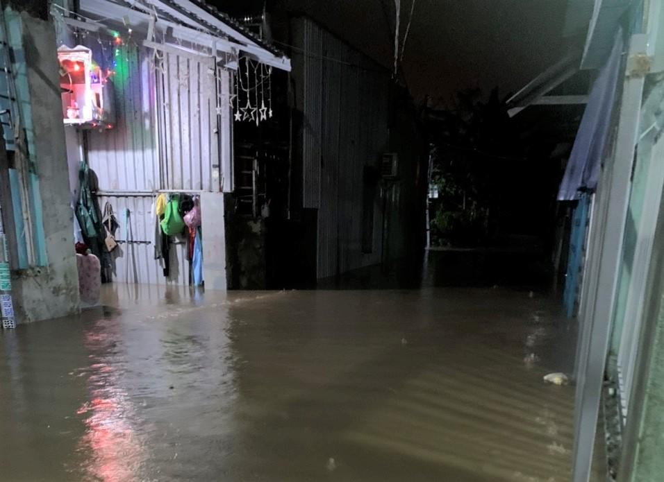 Từ chiều tối 1/4, nước sông Hàn bắt đầu dâng cao. Nhiều khu dân cư tại Đà Nẵng ngập cục bộ. Từ chiều tối 1/4, nước sông Hàn bắt đầu dâng cao. Nhiều khu dân cư tại Đà Nẵng ngập cục bộ.