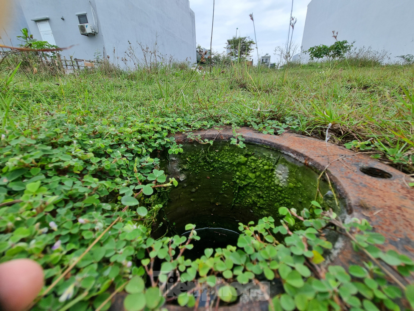 Những hố trụ này không hề được che chắn, cắm bảng cảnh báo. Trời mưa đã khiến nước dâng lên gần tới miệng hố.