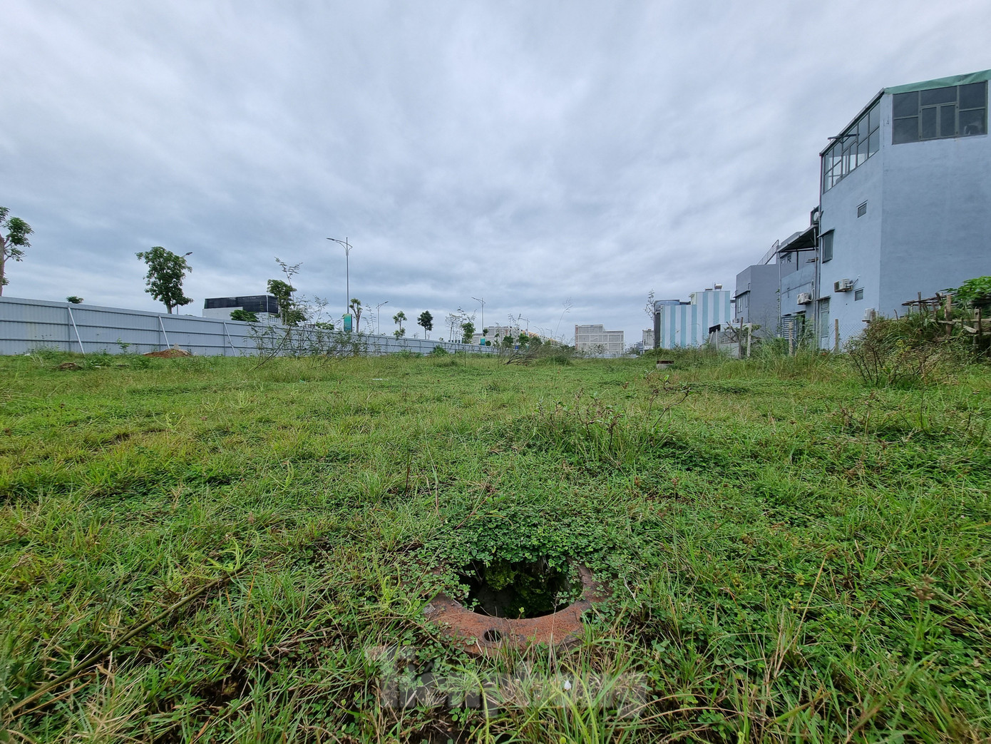 Bãi đất trống này nằm gần đường Nguyễn Phước Lan, một mặt được rào kín, mặt còn lại là dãy nhà dân. Tuy nhiên vì mật độ xây dựng khu vực này còn ít nên chừa lại nhiều lô đất trống, có thể ra vào.