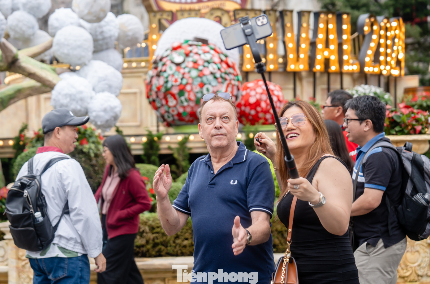 Du khách đến Đà Nẵng nườm nượp, khuấy động các điểm vui chơi ở thành phố. Từ đầu năm đến nay, các cơ sở lưu trú tại Đà Nẵng phục vụ hơn 10 triệu lượt khách, tăng gần 33% so với cùng kỳ năm ngoái, riêng khách quốc tế chiếm hơn 3,7 triệu lượt. Còn một tuần nữa, Đà Nẵng sẽ có lễ hội Đón giáng sinh - Chào năm mới 2025 diễn ra ở không gian công cộng ngay trung tâm thành phố. Chương trình kéo dài 20 ngày với nhiều sự kiện, sản phẩm mới lạ. Ông Cao Trí Dũng - Chủ tịch Hiệp hội du lịch - kỳ vọng lượng du khách sẽ còn tăng nữa nhờ lễ hội này.